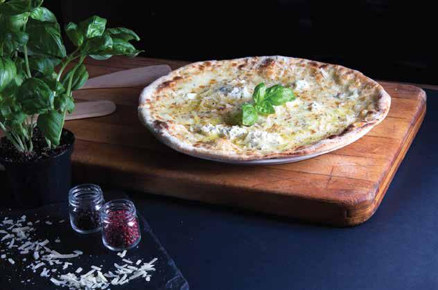 PIZZA 33 cm Focaccia podpłomyk z rozmarynem i czosnkiem focaccia with rosemary and garlic Margherita sos pomidorowy, mozzarella tomato sauce, mozzarella 15 zł 23 zł Verdure 28 zł sos pomidorowy,