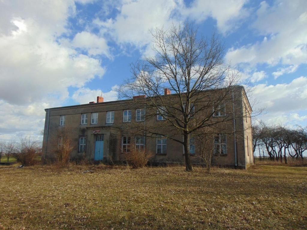 Rysunek 5. Budynek po byłej szkole w Golanach. Zdjęcie: Urząd Gminy Przasnysz. Modernizacji wymaga też budynek mieszczący lokale komunalne i socjalne w miejscowości Szla.