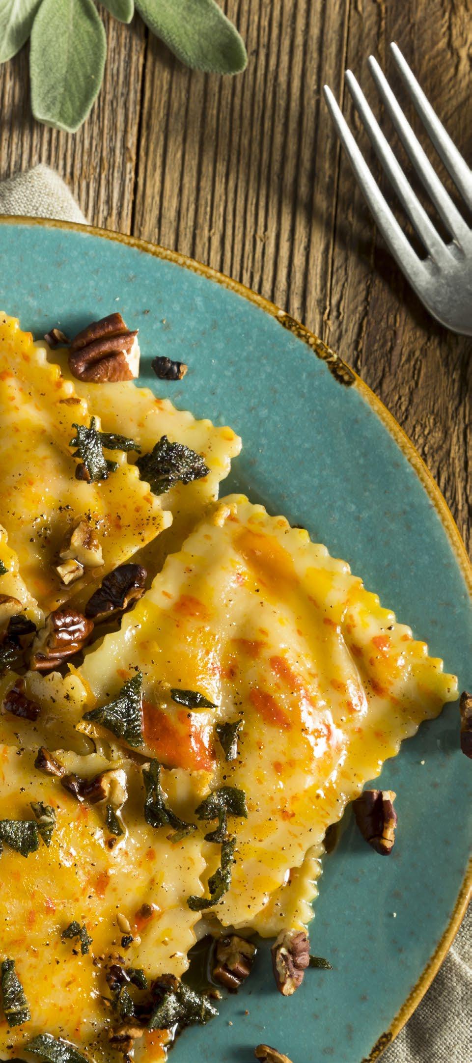 RAVIOLI Z DYNIĄ, RICOTTĄ I SOSEM KURKOWYM 160g mąki 50g semoliny 2 jajka 2 żółtka 1 łyżka oliwy 150g miąższu z upieczonej dyni hokkaido 150g ricotty 30g orzechów włoskich gałka muszkatołowa sól