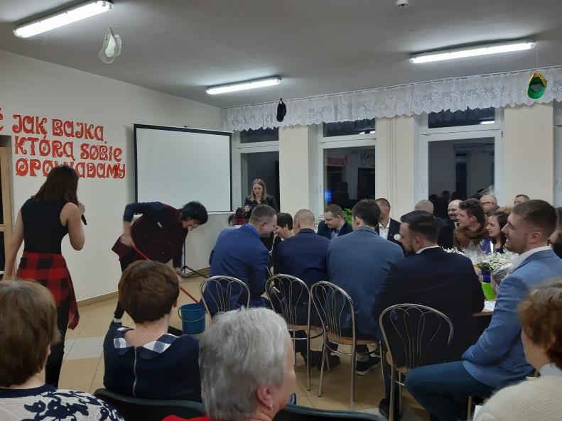gdy spogląda się na nie z perspektywy czasu i dzieli z tymi samymi przyjaciółmi.