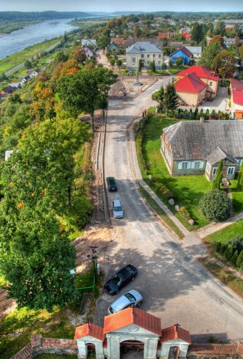 Miestelis stūkso ant aukšto Nevėžio kranto, kur netoliese Nevėžis įteka į Nemuną. Raudondvario panorama nuo Kauno pusės magiškas vaizdas kiekvieno akims.
