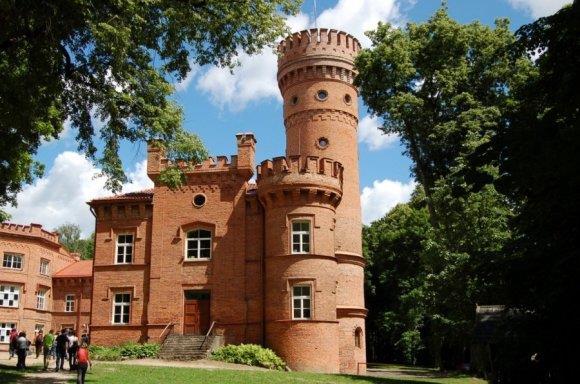 Raudonė, Raudonės pilis Pavažiavę 26,1 km. į vakarus, aplankysime dar vieną maršruto objektą Raudonės pilį. Raudonė išsidėsčiusi dviem aukštais žemutinėje ir viršutinėje Nemuno terasoje.