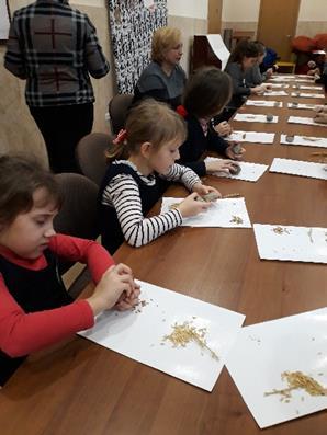 Upieczony chleb już czekał na uczniów, ale najpierw z dużym wysiłkiem został wybrany z piekarnika.