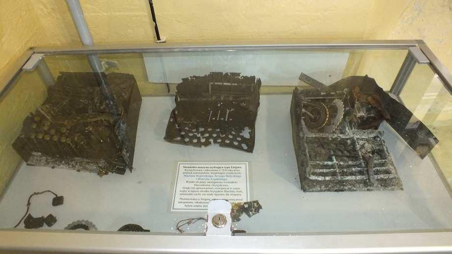 Maszyny szyfrujące Enigma w Muzeum Obrony Wybrzeża Wielką niespodziankę kryje w sobie mało znane w Polsce (jak na razie) muzeum w miejscowości Bielany.