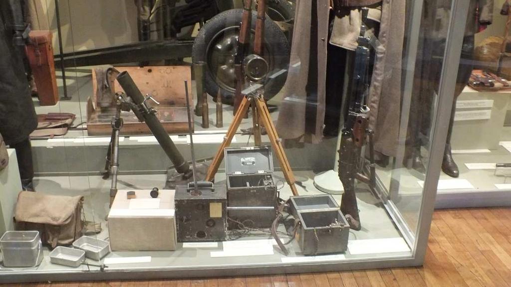 Francuskie: radiostacja FR-40 i lampa sygnalizacji świetlnej Dzięki wsparciu Stowarzyszenia Historycznego im.