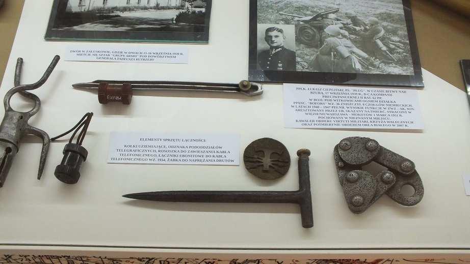Drobny sprzęt łączności w Muzeum w Sochaczewie Wrześniowe telefony... Muzeum Wojska w Białymstoku jest małym miejskim muzeum posiadającym cztery sale wystawowe.