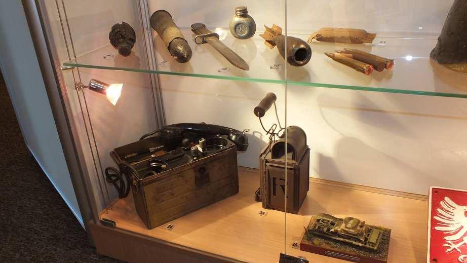Telefon polowy AP-36 i lampa łączności wz. 38 Przy okazji pobytu na Półwyspie Helskim warto odwiedzić Muzeum Obrony Wybrzeża.