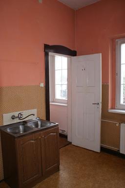 Pokoje, kuchnia, łazienka Lokal wyposażony jest w instalacje: