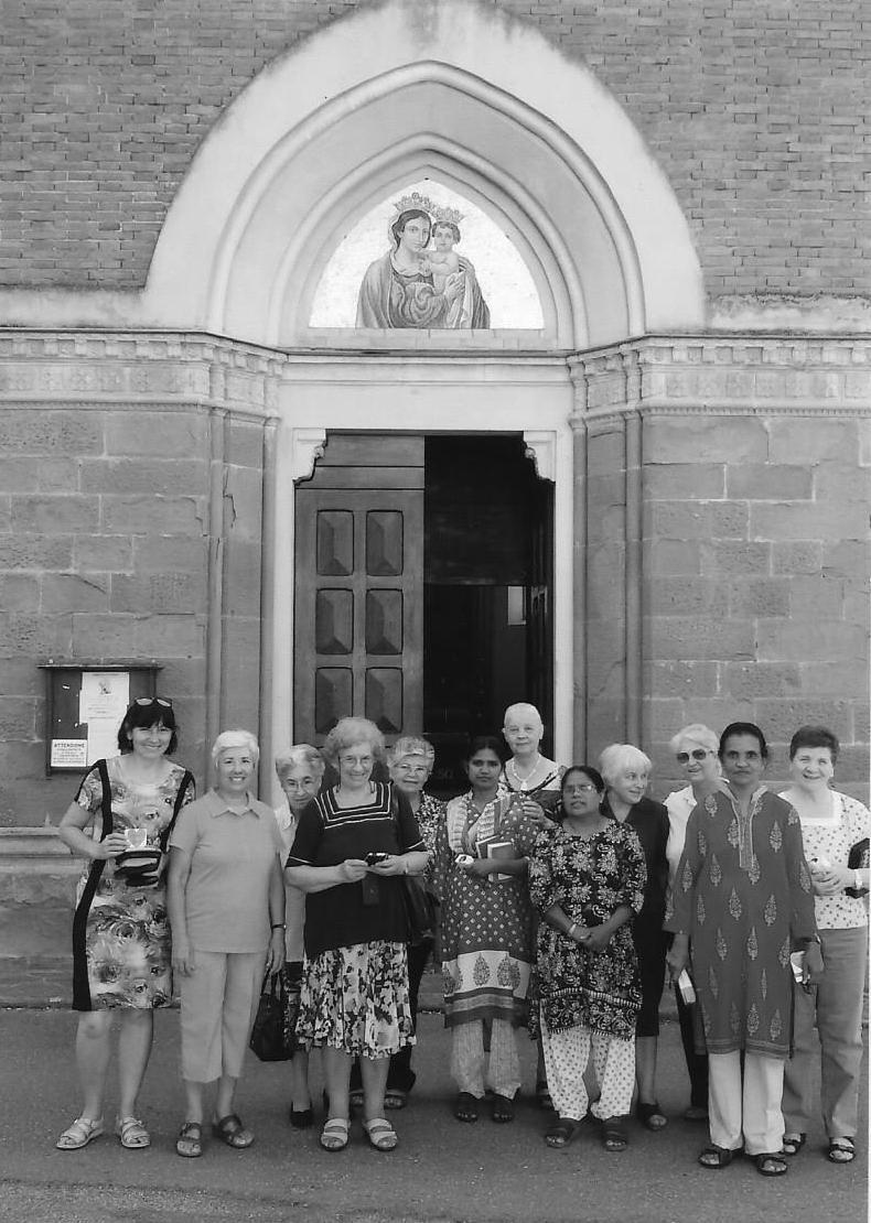 Voci da Lippiano Voices from Lippiano Ancora una volta Lippiano si conferma luogo speciale, capace di trasmettere il carisma dell Istituto e di far vivere in francescana fraternità le spigolatrici