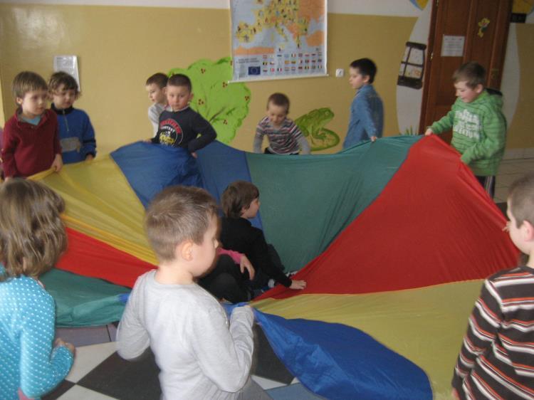 Uczniowie naszej szkoły korzystają z pomocy pani pedagog, która służy uczniom i nauczycielom. Sześciolatki na początku roku szkolnego zostają czytelnikami biblioteki szkolnej.