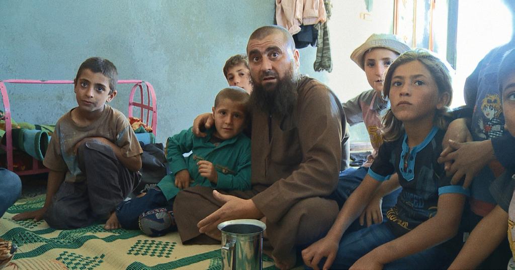 KIM JEST ABU OSAMA Bohater filmu Talala Derkiego należy do syryjskiej siatki Al Kaidy zwanej Dżabhat an Nusra, czyli Front Obrony Ludności Lewantu.
