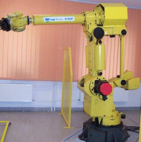 ZROBOTYZOWANY LABORATORYJNY SYSTEM... 1819 b c a Rys. 2. Oprzyrządowanie a) Ramię robota, b) Mobilna tablica, c) Pisak 3.