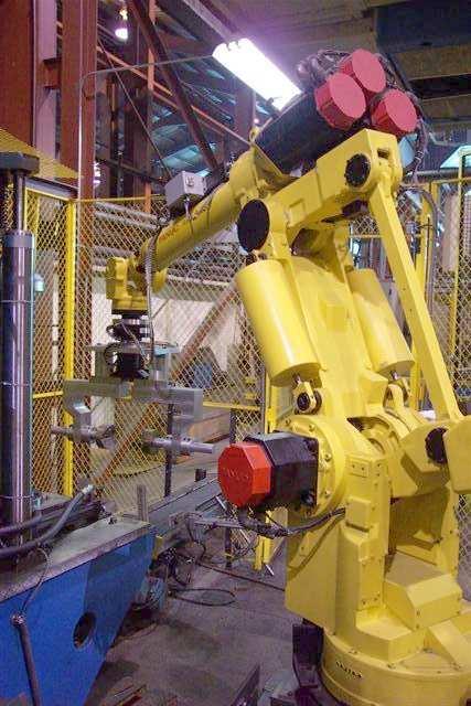 1820 Aldona KUŚMIŃSKA-FIJAŁKOWSKA, Zbigniew ŁUKASIK Rys. 3. Robot FANUC S-420F przenoszący obrabiane elementy[5] 4. KOMPONENTY ROBOTA PRZEMYSŁOWEGO S-420F W aplikacji laboratoryjnej (Rys. 2.