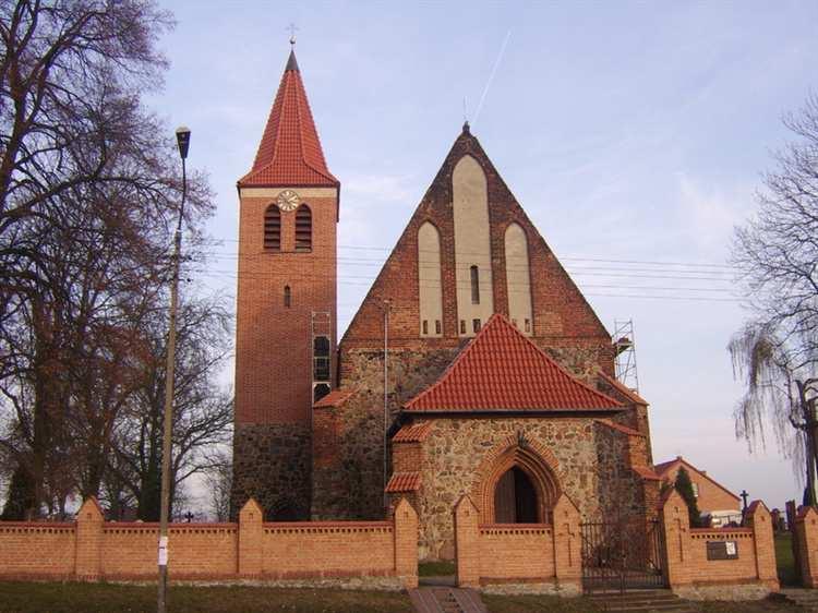 cy z przełomu XIII i XIV wieku jednonawowy, kamiennoceglany obiekt, który posiada dwie kruchty: gotycką od zachodu (stanowiącą przyziemie planowanej i niezrealizowanej wieży) i barokową od południa.