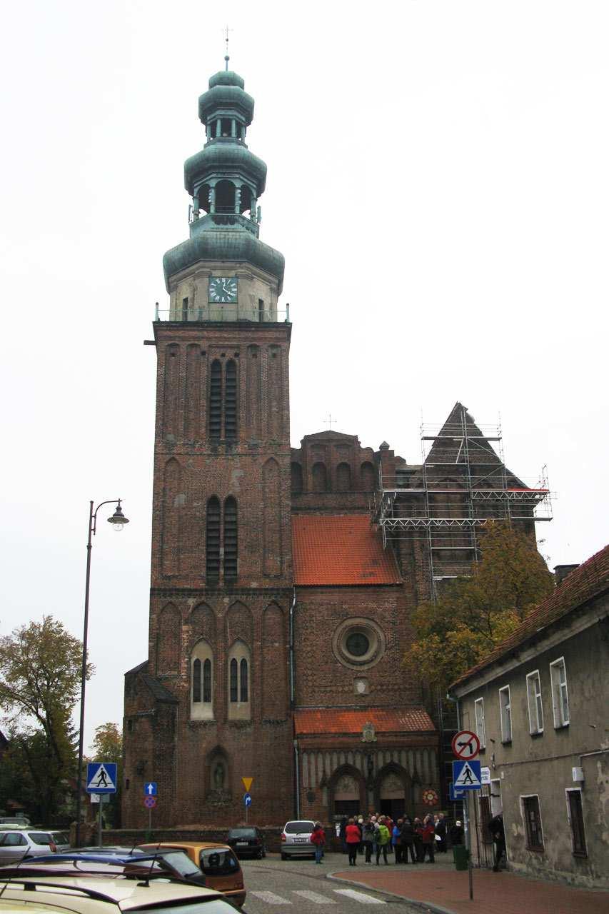 Widzieliśmy też znajdujące się niegdyś w fasadzie zachodniej ceramiczne rzeźby z połowy XIV wieku przedstawiające Matkę Boską z Dzieciątkiem i świętych.