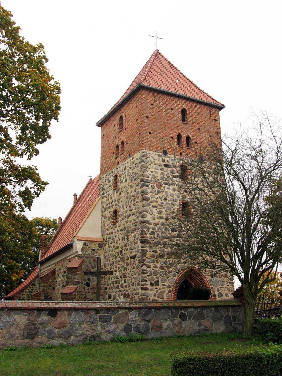 Jest to kościół gotycki, trójnawowy z dwiema wieżami, z których jedna jest w pełnej wysokości. Jej bogate wyposażenie gotyckie, renesansowe i barokowe zrobiło na nas duże wrażenie.