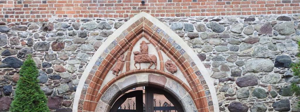 Przybliżający nam historię świątyni ksiądz proboszcz zwrócił uwagę na kilka ciekawostek.