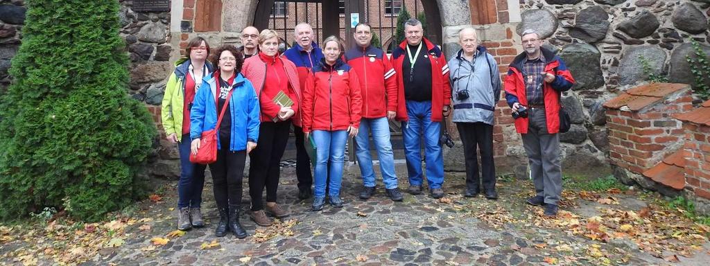 Na pierwszy rzut oka chrzcielnica ta wygląda na kamienną. Wnętrze pomieszczenia przykryte jest kolebkowym, drewnianym stropem kasetonowym liczącym 117 elementów.