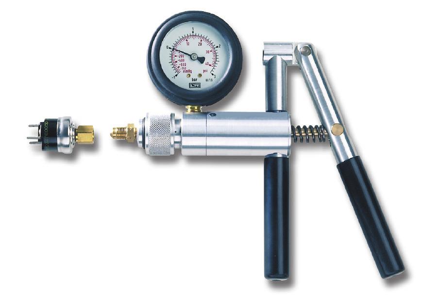 ..10 bar / 145 psi Dostępne w 3 wersjach: Nr Wersja Oznaczenie Nr artykułu 1 końcówka do stosowania na stacjach paliw HRT 01 130401 2 końcówka dźwigniowa HRH 01 130402 3 końcówka zaciskowa HRV 01