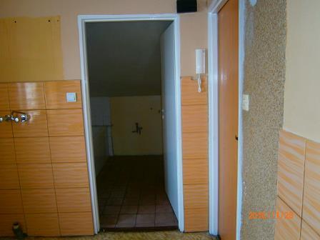 Lokal mieszkalny nr 8 położony jest na I piętrze budynku biurowego stanowiącego własność Poczty  Składa się z 2 izb o łącznej powierzchni użytkowej