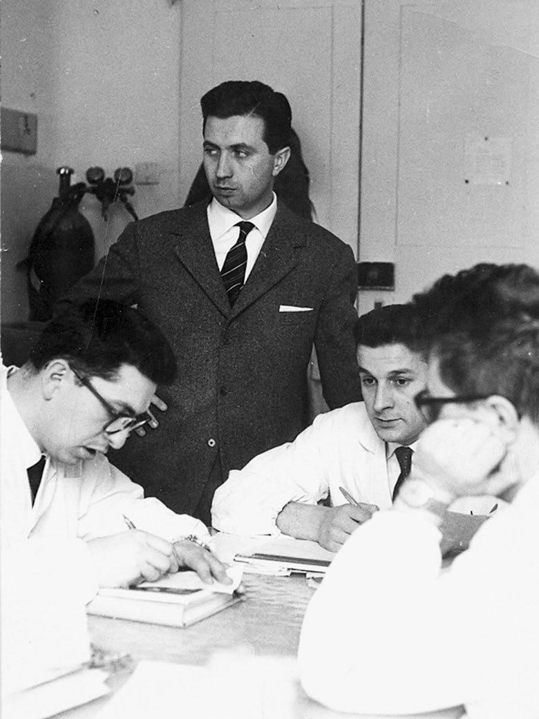 Rycina 1. Profesor Vittorio Bonomini ( ze zbiorów prof. Gaetano La Manna ) Rycina 2. Dr Vittorio Bonomini podczas pracy (ze zbiorów prof.