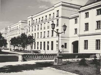 Czesław Olszewski / Ze zbiorów rodzinnych napis ołówkiem: Osiedle Puchatka (Nowy Świat) fotografia pochodzi z kolekcji rodzinnej cena wywoławcza: 190 zł 36.