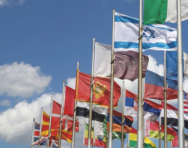 flagi Jesteśmy uznanym w kraju i zagranicą producentem flag i innych druków reklamowych, zlokalizowanym w samym centrum Polski, korzystającym z ponad stuletniej tradycji łódzkiego przemysłu