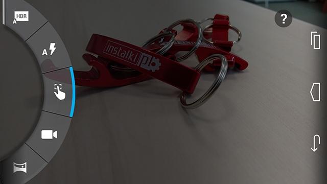 Przy stosunkowo intensywny użytkowaniu polegającym na robieniu zdjęć, przeglądaniu sieci społecznościowych i poczty telefon będzie trzeba naładować już po 11-12 godzinach.