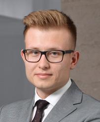 Praktyk bankowy z wieloletnim doświadczeniem zawodowym, odpowiadający zarówno za efektywnie działający proces AML/CTF w Banku, jak i procesy przeciwdziałania łapownictwu i korupcji oraz