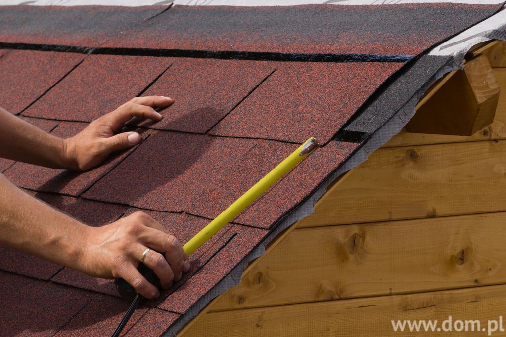 Gonty bitumiczne na dachach domów drewnianych Gonty bitumiczne to tanie i lekkie pokrycie dachowe.