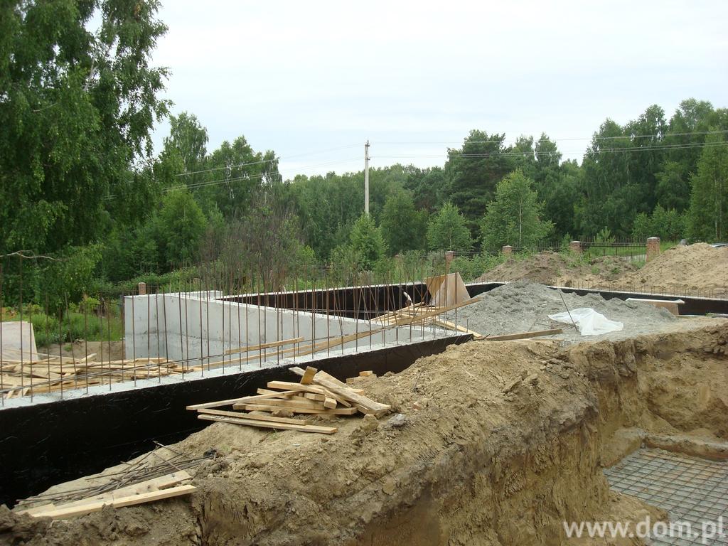 Hydroizolacja przeprowadzana na etapie budowy. Jak ochronić budynek przed działaniem wody? Plany izolacji budowlanych powinny być uwzględniane już na bardzo wczesnym etapie prac.