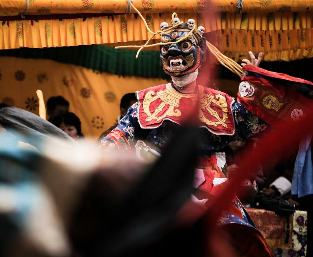 Dzień 4 : Trongsa - Bhumtang (83 km, 3 godz.) Dzień 5 : Bhumtang Festiwal Phala Choedpa Przejazd do malowniczej doliny Bhumtang, to najpiękniejsza droga w Bhutanie, rzec można, podróż sama w sobie.