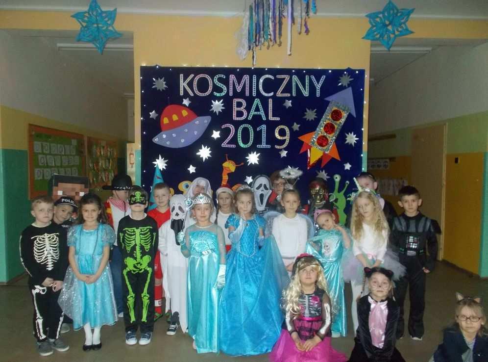 Dzieci z dużym zaangażowaniem wykonywały przygotowane pod kierunkiem swoich pań utwory. Uroku występom dodawały piękne stroje.
