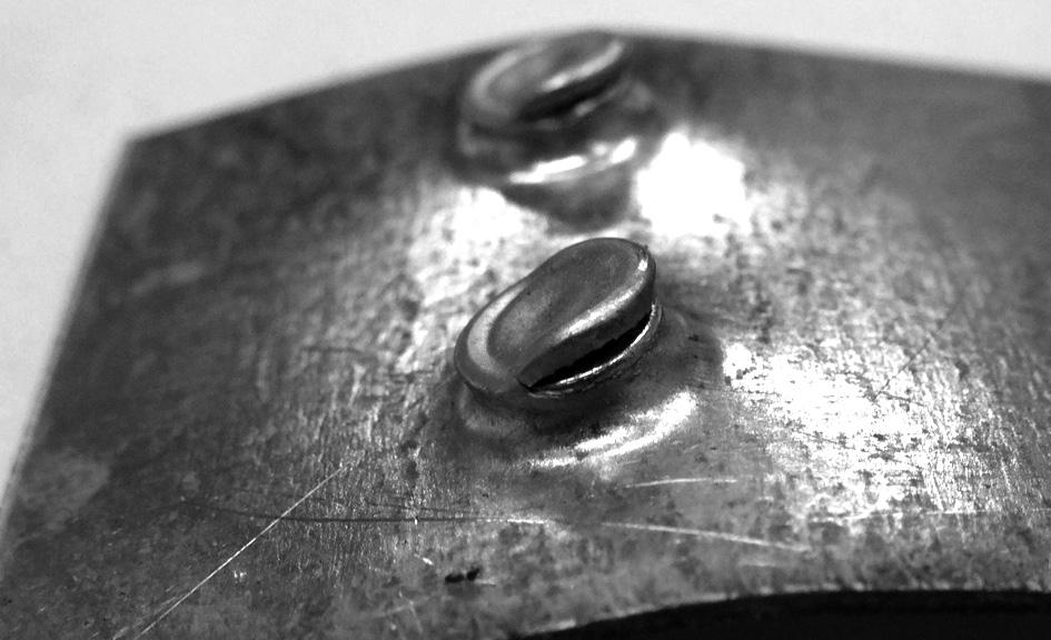 Identification of the load connections direction: a) a rectangular Clinching Square slot with incision (cut) of material, b) ClinchRivet Dla połączenia podwójnego o rozstawie 20 mm obserwuje się