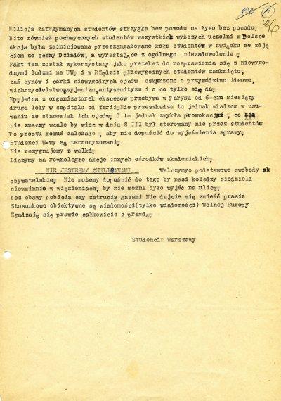 O godz. 12.13, gdy studenci w zasadzie zamierzali się rozejść, na dziedziniec UW wjechało kilka autokarów z tablicami Wycieczka.