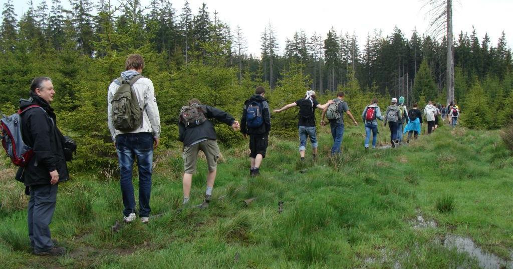 Przygotowanie do ćwiczeń Krótki test sprawdzający na wstępnym zebraniu. Strój terenowy, dobre buty turystyczne, odzież przeciwdeszczowa, wskazane kalosze, przydatny kompas lub busola.