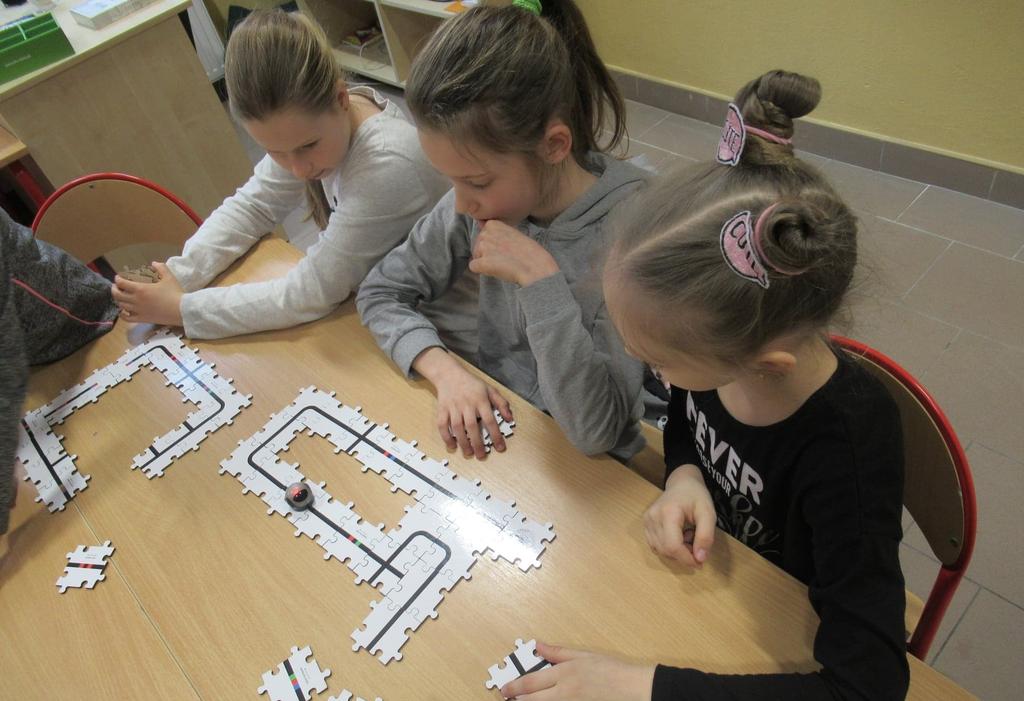 edukacyjnych (Ozobotach) za pomocą kodów opartych na kolorach Dzięki takim zajęciom rozwijają algorytmiczne myślenie, analizę, syntezę, ćwiczą zapis strategii za pomocą kodu oraz uczą się