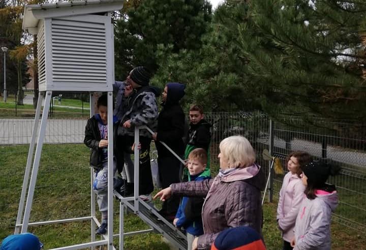Rzeszowskim, dokonują pomiarów w szkolnej stacji