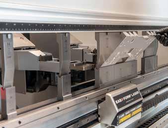 # 7 ADAPTACYJNE GIĘCIE EASY-FORM LASER Opatentowany system LVD Easy-Form Laser (EFL) do monitorowania kąta gięcia w trakcie procesu, zapewnia dokładność gięcia za każdym razem, począwszy od