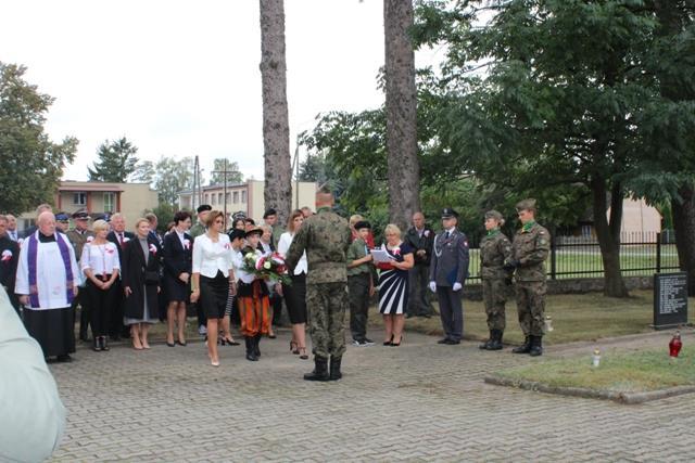 Następnie wszyscy przeszli przed Urząd Gminy w Kocierzewie Południowym, gdzie została odsłonięta tablica upamiętniająca 100- lecie Odzyskania Niepodległości przez Polskę.