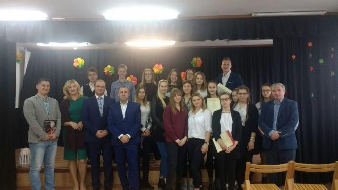 Fot. ZST Obchody Święta Niepodległości w Zespole Szkół Specjalnych w Augustowie 14 listopada w Zespole Szkół Specjalnych w Augustowie odbyła się uroczystość z okazji Stulecia Odzyskania przez Polskę