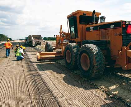 Zbrojenie nawierzchni i redystrybucja naprężeń powodują następujące korzyści: RoadMesh redukcję spękań nawierzchni, poprawę rozkładu obciążeń w nawierzchni, poprawę nośności konstrukcji nawierzchni,