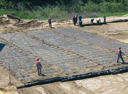 Paraprodukty MacGrid WG W celu przyspieszenia konsolidacji gruntu, stosuje się drenaż pionowy MacDrain, który najczęściej połączony jest ze zbrojeniem podstawy