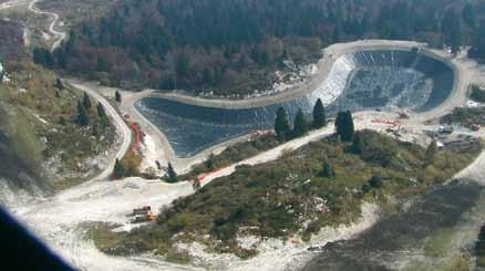 Konstrukcje hydrotechniczne Umocnienia poprzeczne Gabionowe konstrukcje jazów i progów są stosowane do kontrolowania silnego nurtu niosącego grunt i
