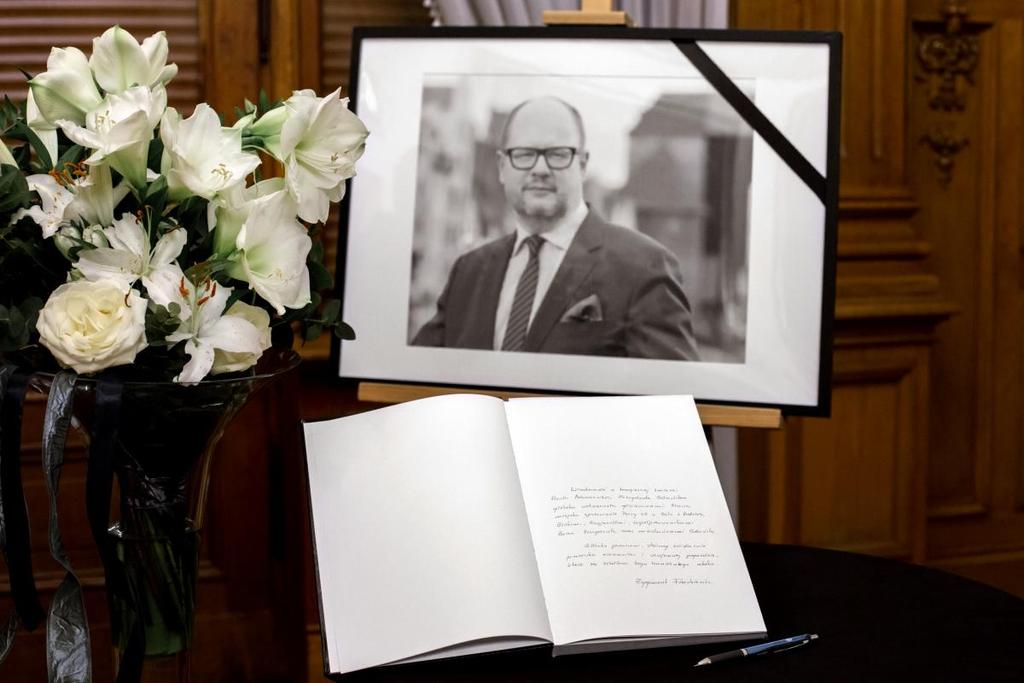 Uczczenie pamięci Pawła Adamowicza Prezydent Paweł Adamowicz zmarł 14 stycznia w szpitalu po ciosach nożem zadanych mu przez napastnika dzień wcześniej podczas gdańskiego finału Wielkiej Orkiestry