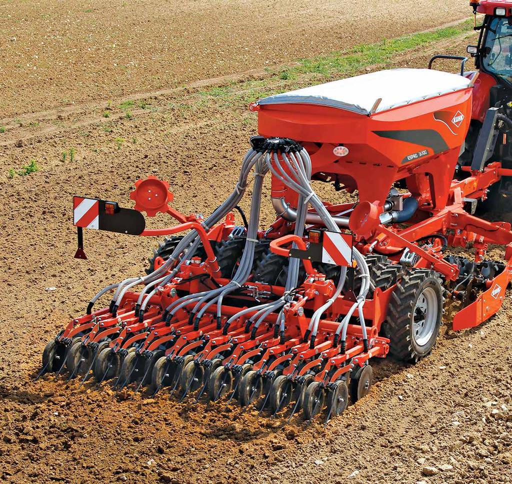 3000 MAŁE ZAPOTRZEBOWANIE NA MOC Model o szerokości roboczej 3,00 m jest wyposażony w zbiornik o pojemności 2500 l.