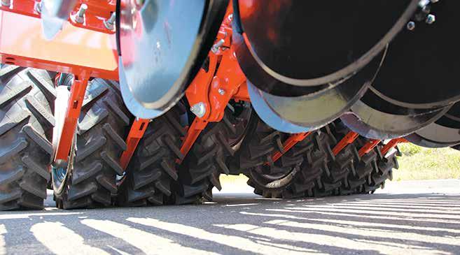 3000 4000 R 6000 R 8000 R 4000 RC 6000 RC DODATKOWE OPCJE TO DODATKOWE KORZYŚCI BEZPIECZEŃSTWO I STABILNA POZYCJA PODCZAS TRANSPORTU Środkowa sekcja kół wału jest podnoszona