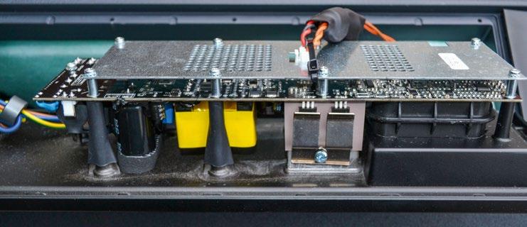 Z tyłu obudowy znajdziemy panel z gniazdami i regulatorami, który stanowi jedną całość z modułem mieszczącym całą elektronikę od zasilacza, poprzez układy wejściowe i DSP, na wspomnianych już