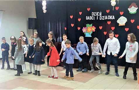 Ponadto wspólne łamanie się opłatkiem, składanie życzeń, śpiew kolęd oraz przeżywanie magii Świąt. Całość dopełnił poczęstunek przygotowany przez Panie z KGW.