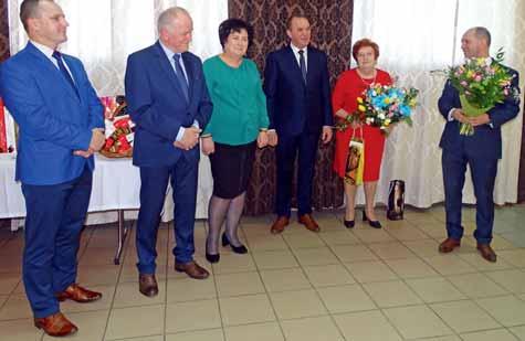 EDUKACJA Dzień Babci i Dziadka w Wiadernie Mimo, że styczeń jest zimowym miesiącem, pełnym chłodnych dni, są takie dwa dni, kiedy każdemu robi się cieplej na sercu, bo przecież jest to święto naszych